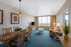 Suite Deluxe, 1 cama King size y sofá cama, torre | Caja de seguridad en la habitación, escritorio y insonorización 