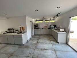 Una cocina moderna con una isla central, electrodomésticos integrados y un amplio ventanal que proporciona luz natural.