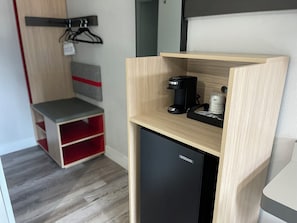 Työpöytä, kannettavalle tietokoneelle sopiva työtila, ilmainen Wi-Fi