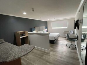 Escritorio, espacio para trabajar con laptop y wifi gratis 