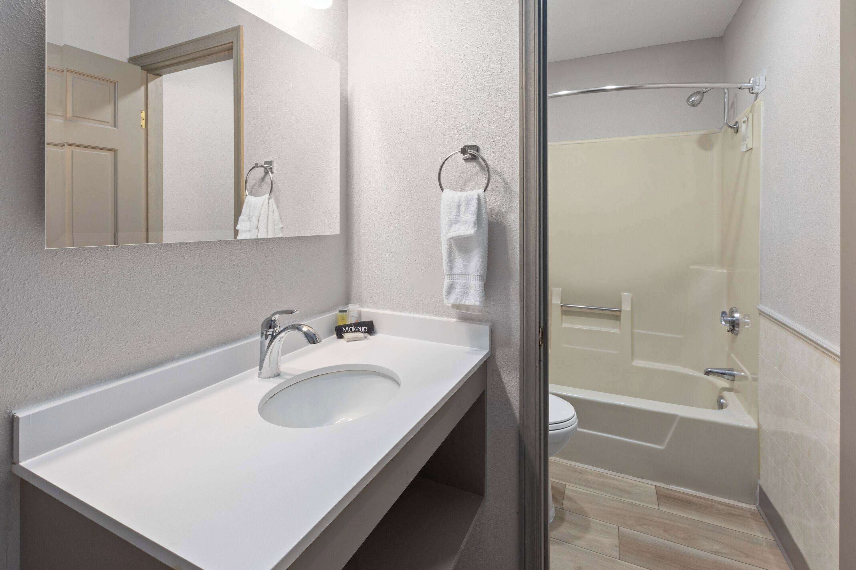 Combined shower/bathtub, free toiletries, hair dryer, towels