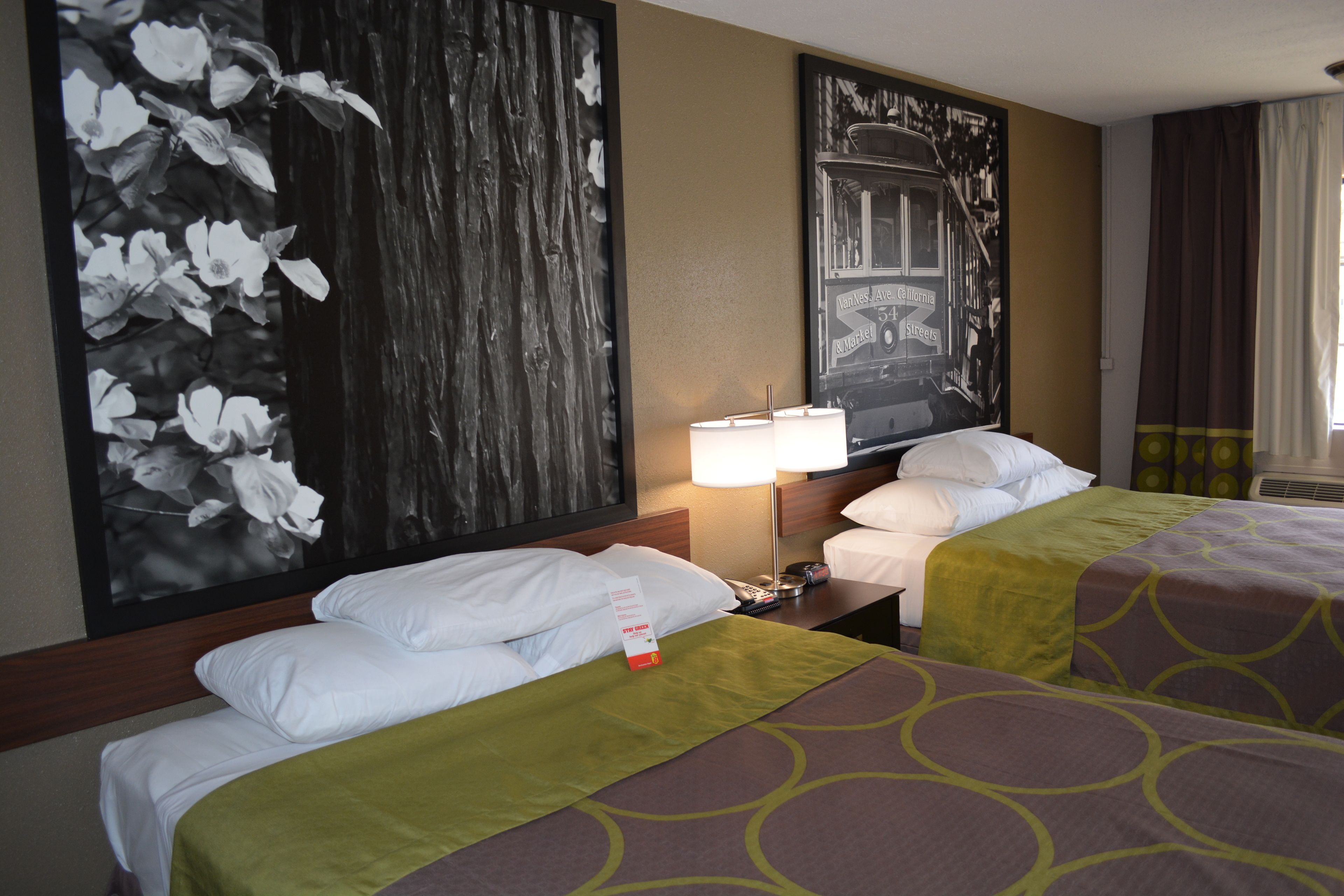 Meja kerja, setrika/meja setrika, dan tempat tidur bayi gratis