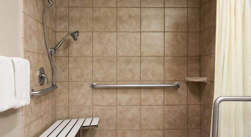 Salle de bain | Ensemble baignoire-douche, douche cascade, séchoir à cheveux