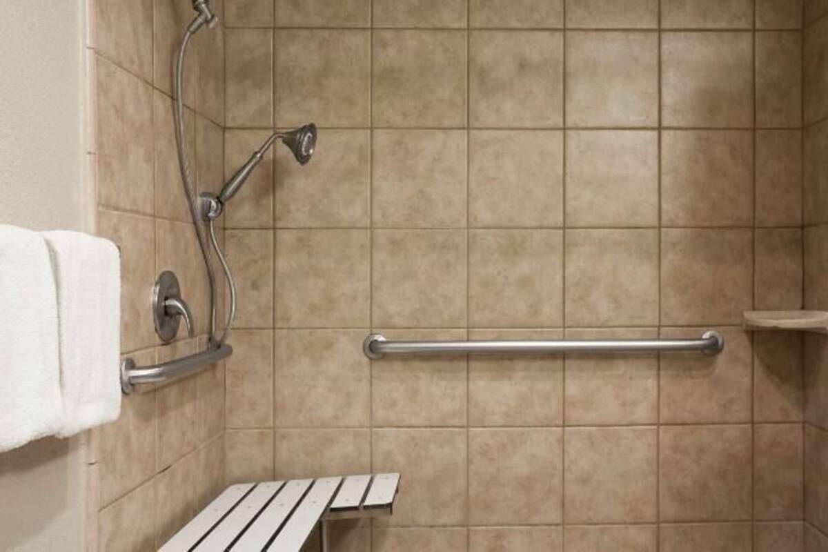 Salle de bain | Ensemble baignoire-douche, douche cascade, séchoir à cheveux
