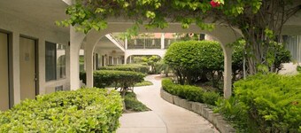 California Suites Hotel