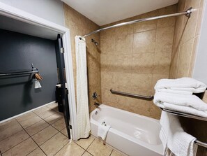 Room, 1 Queen Bed | Bathroom | Hair dryer, towels - Hotel Vernon (Vernon)