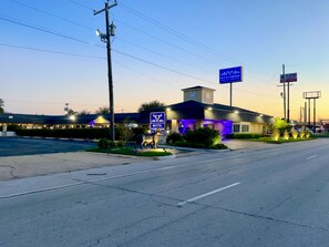 Front of property - Hotel Vernon (Vernon)