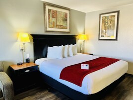 Escritorio, tabla de planchar con plancha, wifi gratis y ropa de cama