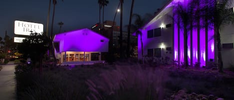 Vista frontal de la propiedad por la tarde o noche