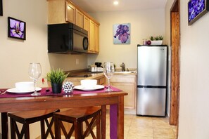 Studio Suite, 1 Bedroom, Kitchen | Private kitchen
