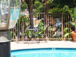 Piscine extérieure, parasols de plage, chaises longues