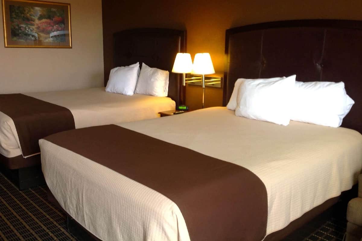 Escritorio, tabla de planchar con plancha, cunas y camas extra