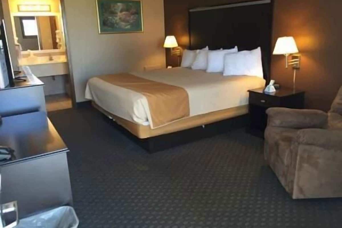 Escritorio, tabla de planchar con plancha, cunas y camas extra