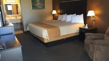 Escritorio, tabla de planchar con plancha, cunas y camas extra