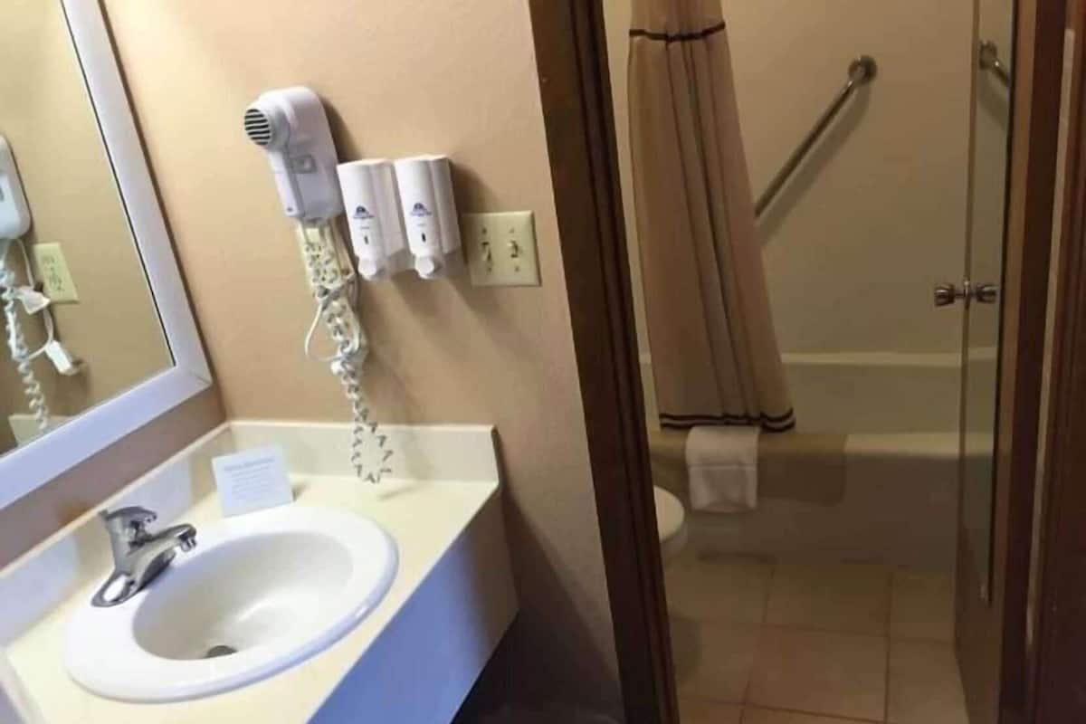 Baño | Tina con regadera, amenidades de baño gratuitas, secadora de cabello