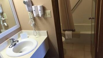 Tina con regadera, amenidades de baño gratuitas, secadora de cabello