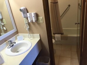 Combined shower/tub, free toiletries, hair dryer, towels - Americas Best Value Inn York (York)