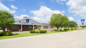 A Palmer Inn with a brick facade, a covered entrance, and a parking lot. - Americas Best Value Inn York (York)