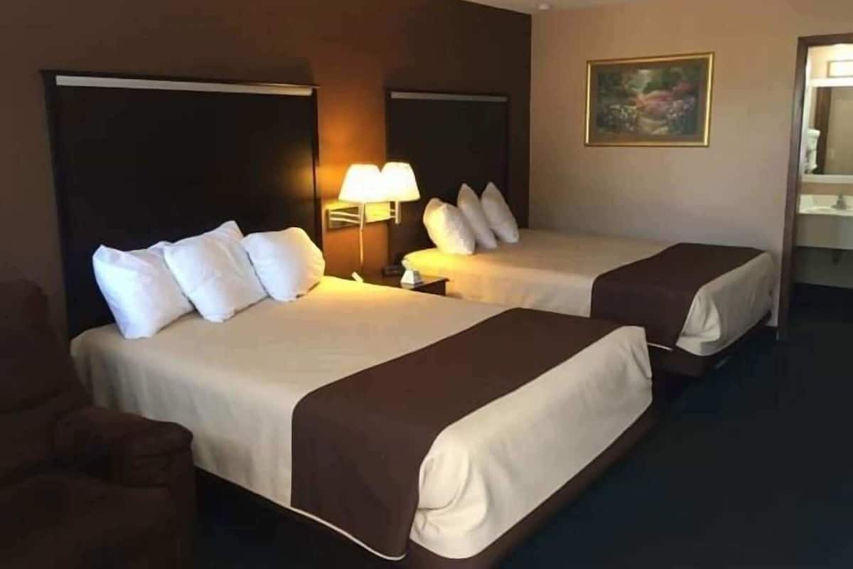 Escritorio, tabla de planchar con plancha, cunas y camas extra