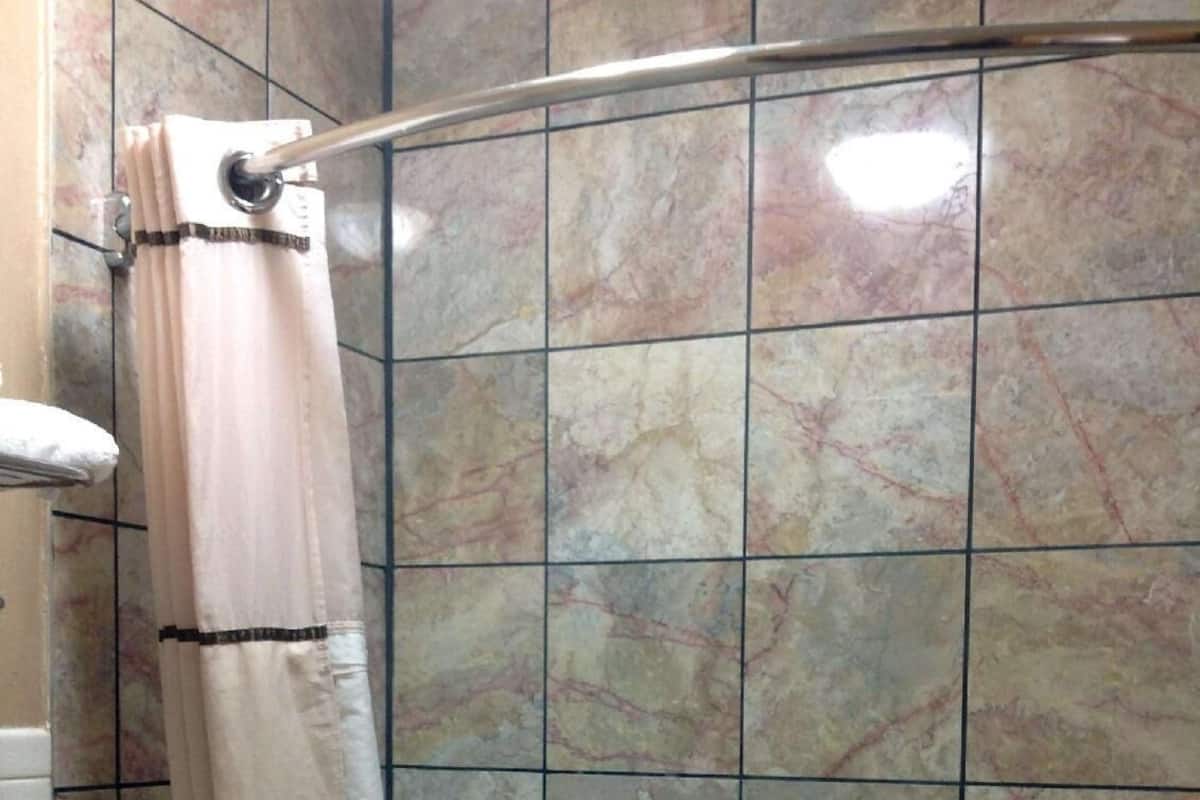 Baño | Tina con regadera, amenidades de baño gratuitas, secadora de cabello
