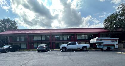 Hotel Red Rose by Townhouse Covington I-64