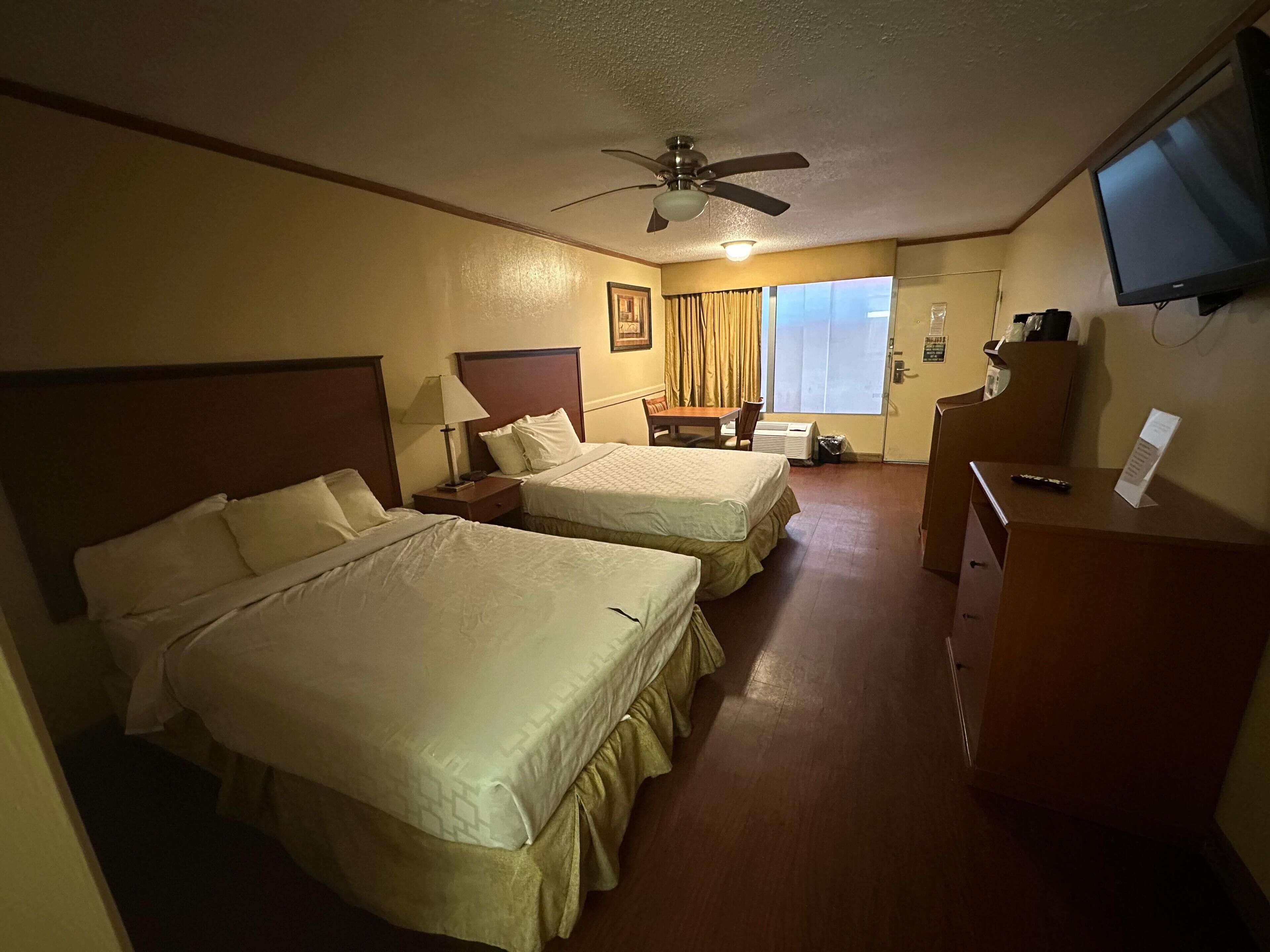 Rom, røyk (2 Full Beds) | Skrivebord, strykejern/-brett, wi-fi (inkludert) og sengetøy