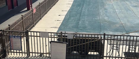 Kolam renang terbuka bermusim