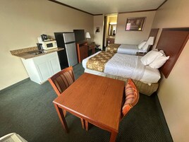 Escritorio, tabla de planchar con plancha, wifi gratis y ropa de cama 