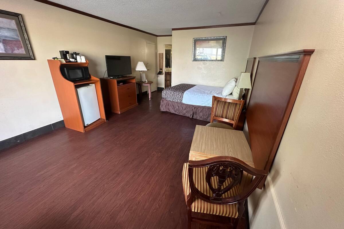 Room, Accessible, Non Smoking (2 Full Beds) | Desk, iron/ironing board, free WiFi, bed sheets