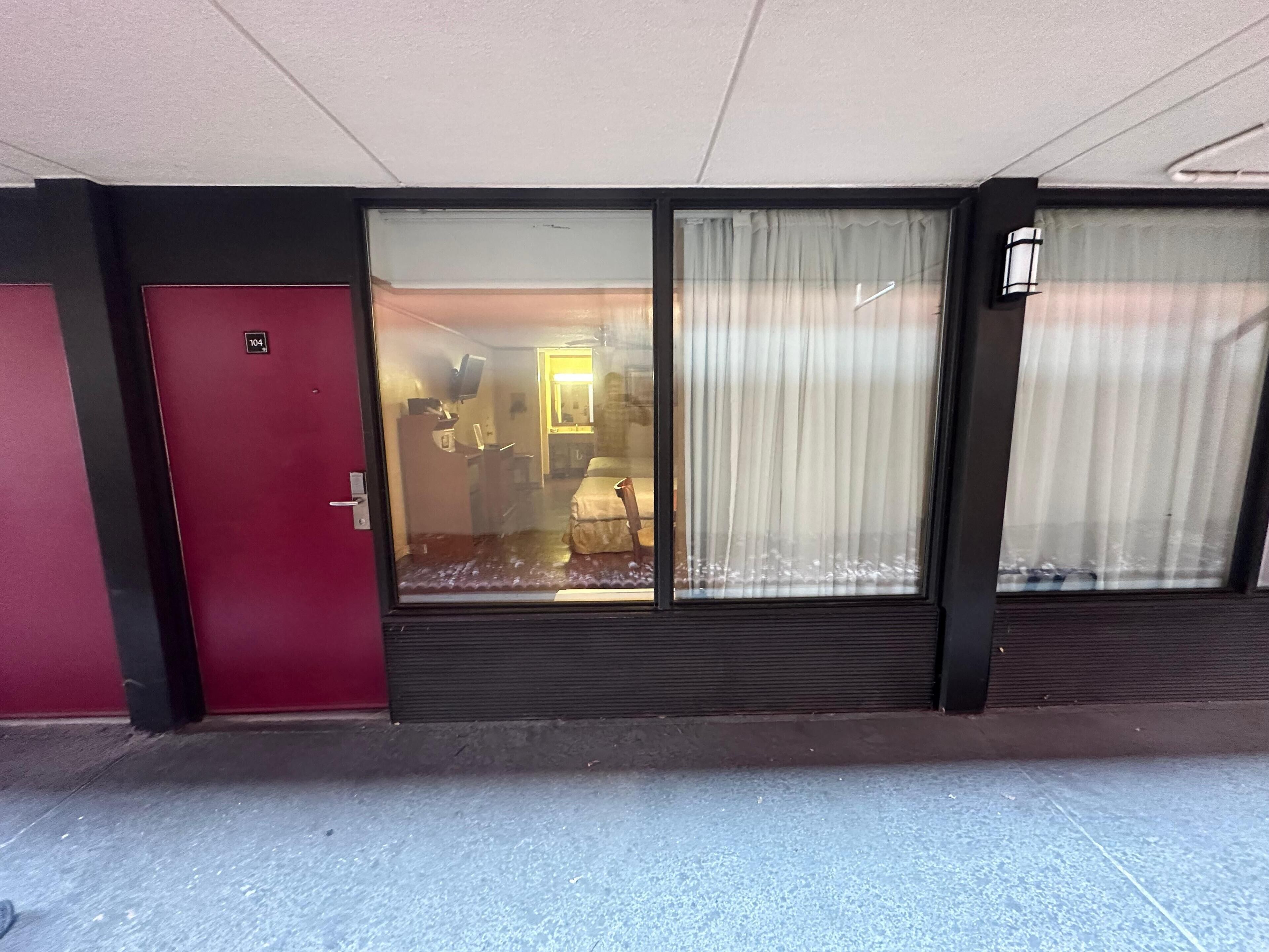 Værelse - ryger (2 Full Beds) | Skrivebord, strygejern/strygebræt, gratis Wi-Fi, sengetøj