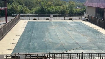 Una piscina al aire libre de temporada