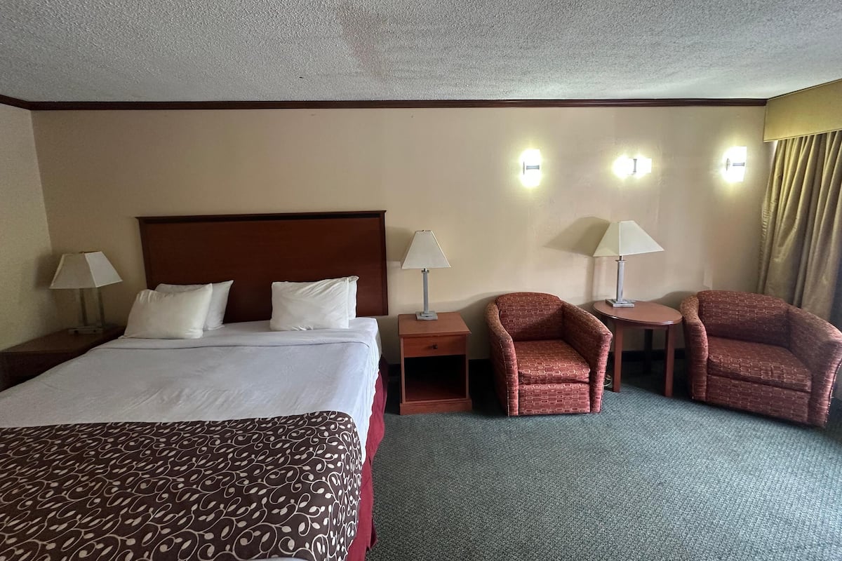 Desk, iron/ironing board, free WiFi, bed sheets