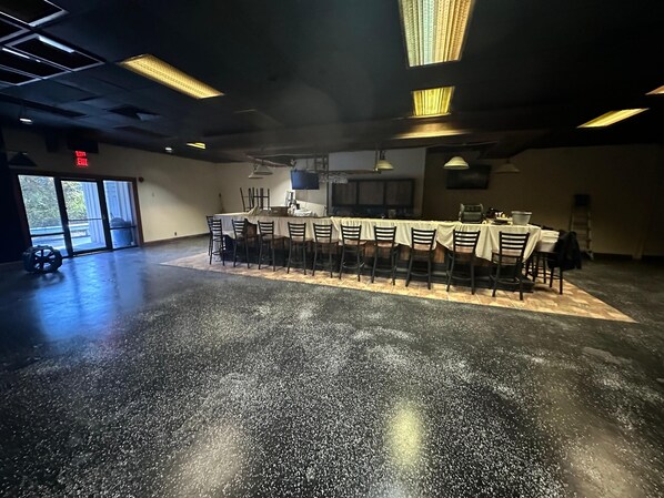 Melayani sarapan, makan malam, dan sarapan siang akhir pekan