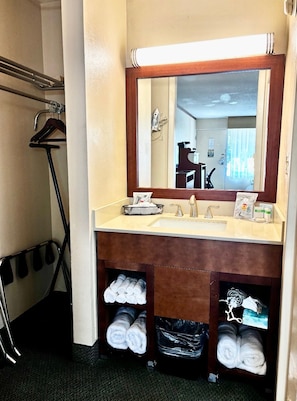 Bathroom - Red Rose Hotel (Covington)