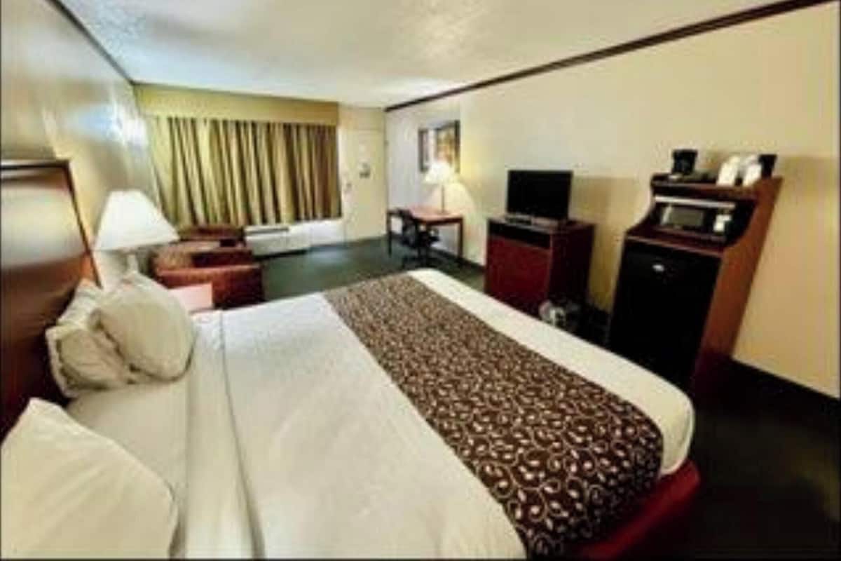 Desk, iron/ironing board, free WiFi, bed sheets