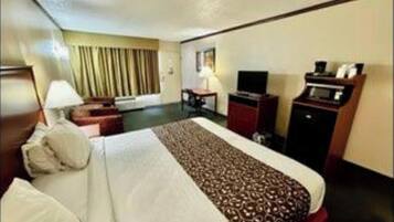 Schreibtisch, BĂŒgeleisen/BĂŒgelbrett, kostenloses WLAN, BettwĂ€sche