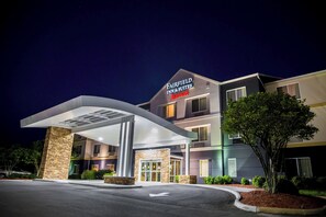 A multi-story hotel with a modern design, featuring a covered entrance and a prominent signage for Fairfield Inn & Suites Marriott. - Fairfield Inn By Marriott Fredericksburg (Fredericksburg)