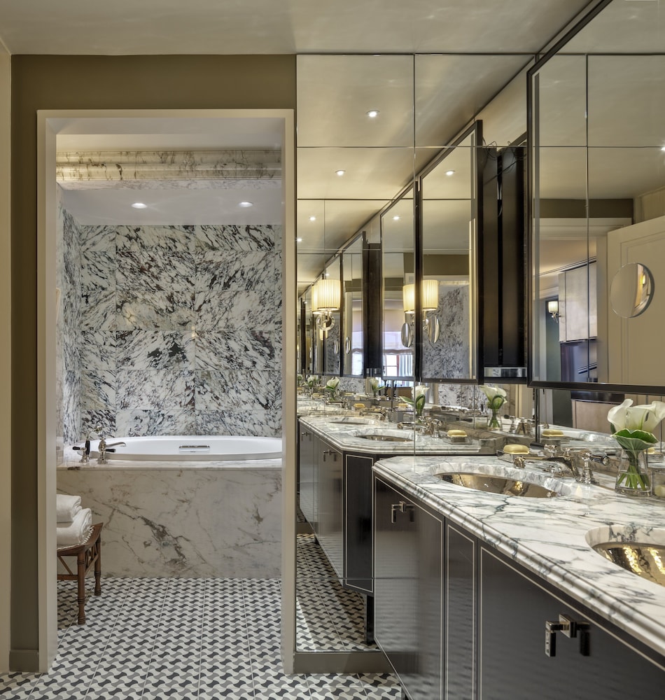 The Carlyle, A Rosewood Hotel by null