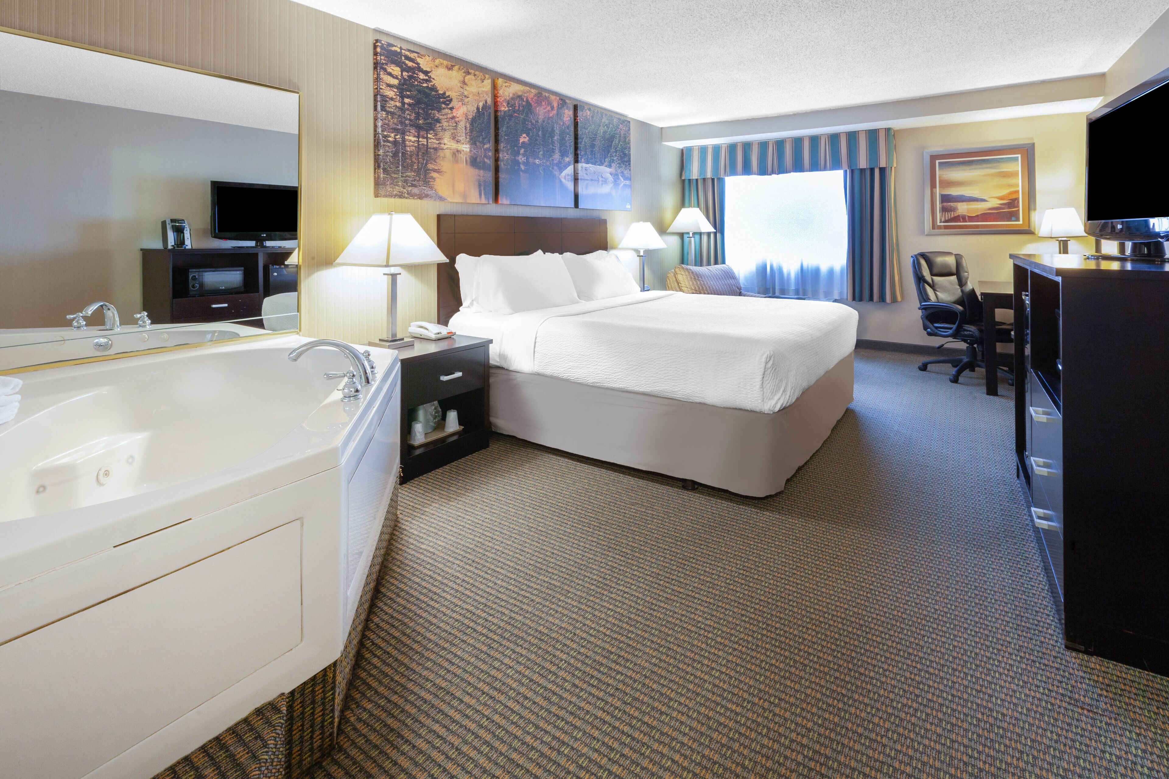 deluxe room, 1 king bed, non smoking | down duvets, in-room safe, desk, laptop workspace