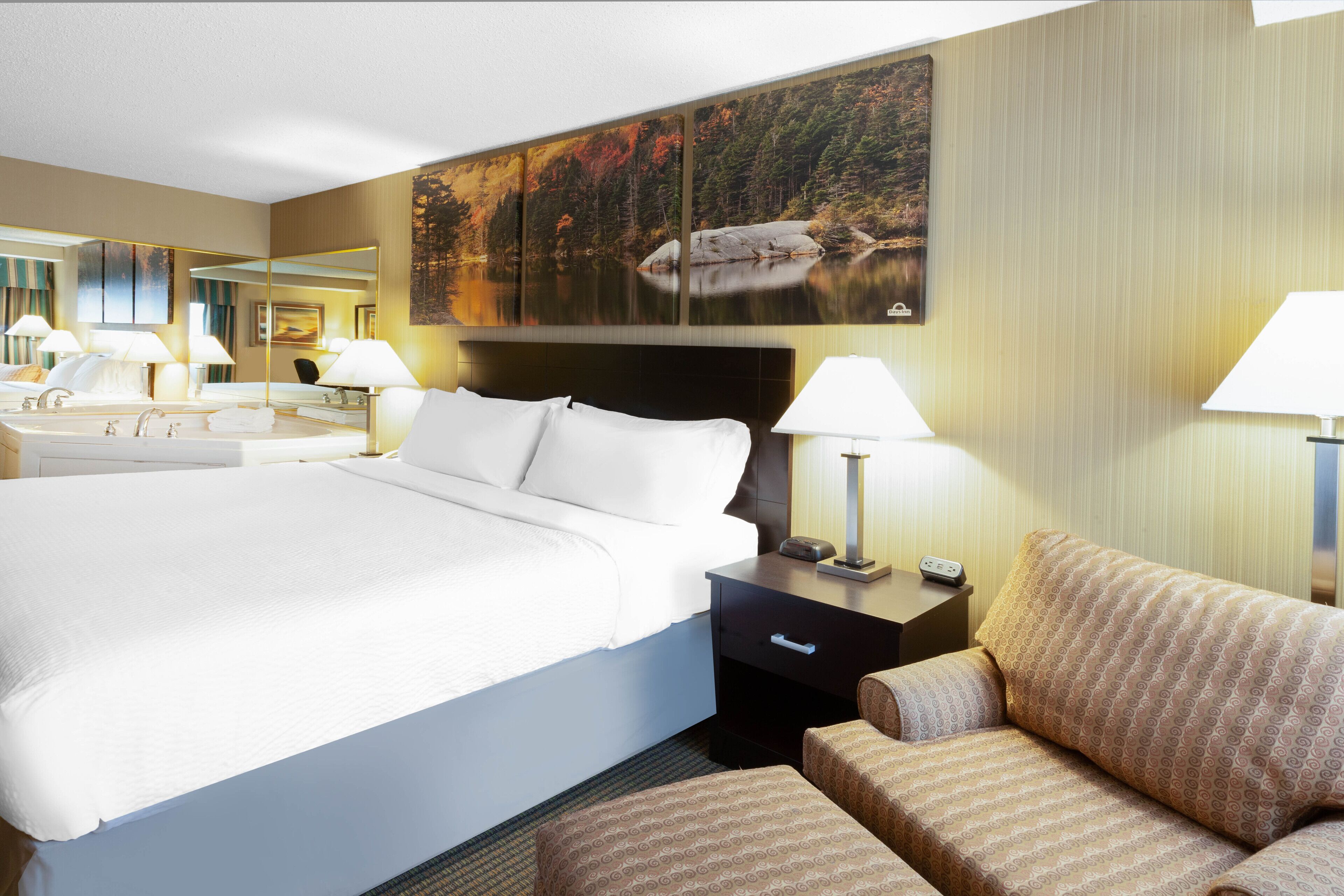 deluxe room, 1 king bed, non smoking | down duvets, in-room safe, desk, laptop workspace