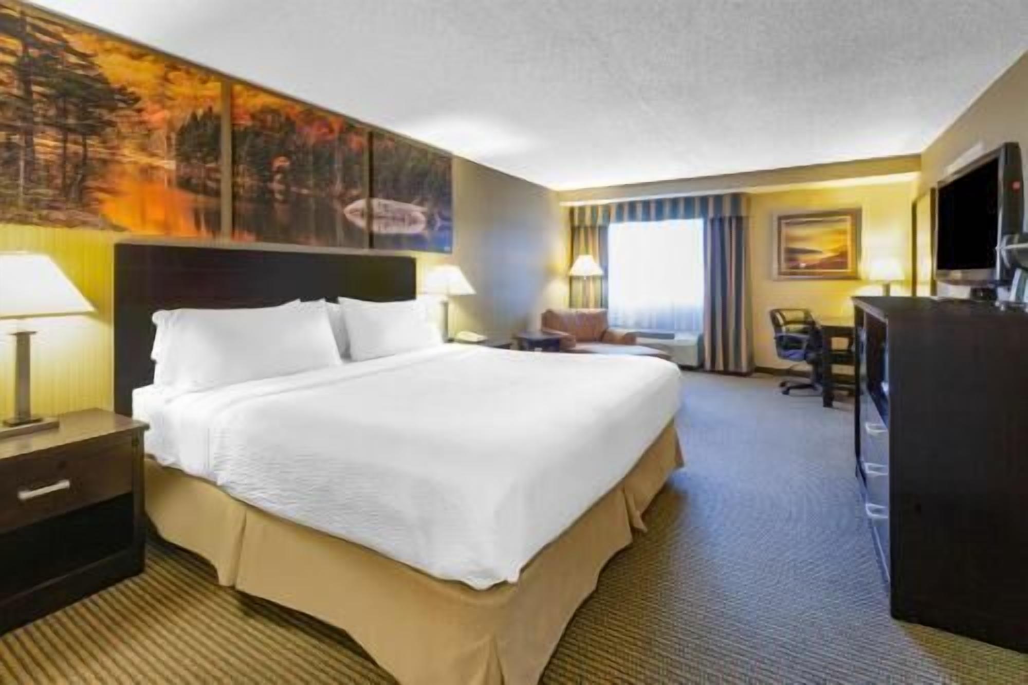Down comforters, in-room safe, desk, laptop workspace