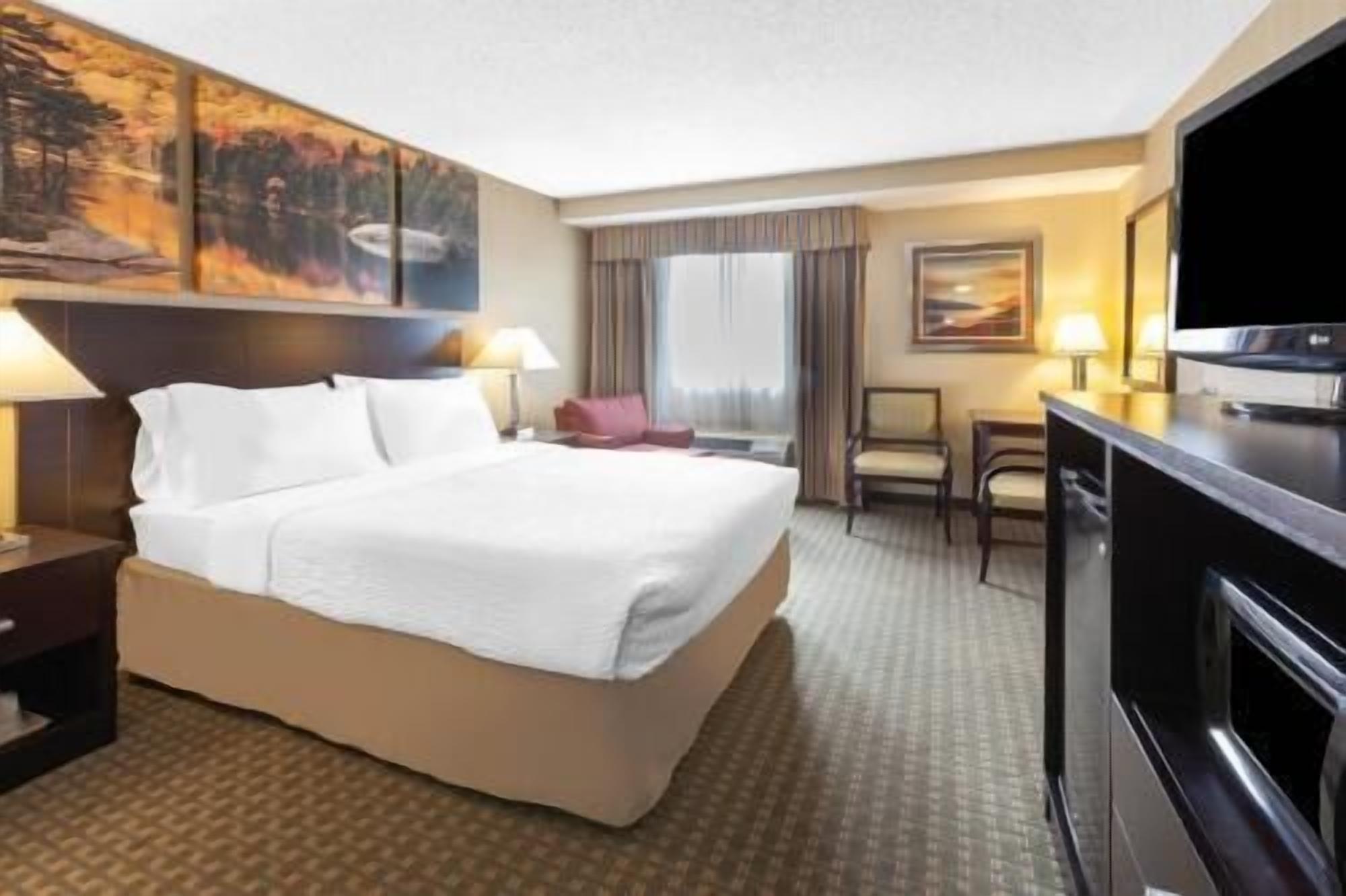 Down comforters, in-room safe, desk, laptop workspace