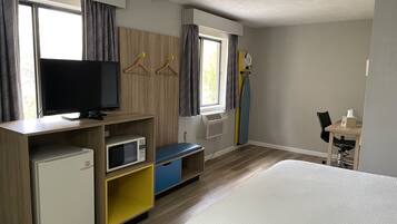 Basic Room, 1 Queen Bed, Non Smoking | Living area | 32-inch TV with cable channels