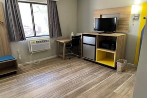 Rom – basic, 1 queensize-seng, ikke-røyk | Skrivebord, skrivebord for bærbar PC, wi-fi (inkludert) og vekkerklokke