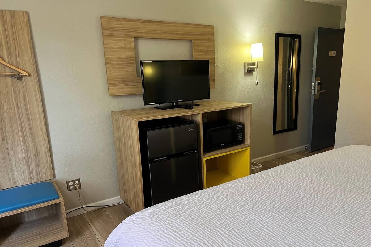 Room, 1 King Bed, Non Smoking | Desk, laptop workspace, WiFi (free), alarm clocks