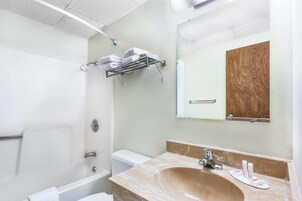 Ducha y bañera combinadas, secador de pelo, toallas y jabón