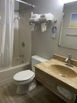 Bañera con ducha, secador de pelo, toallas, jabón