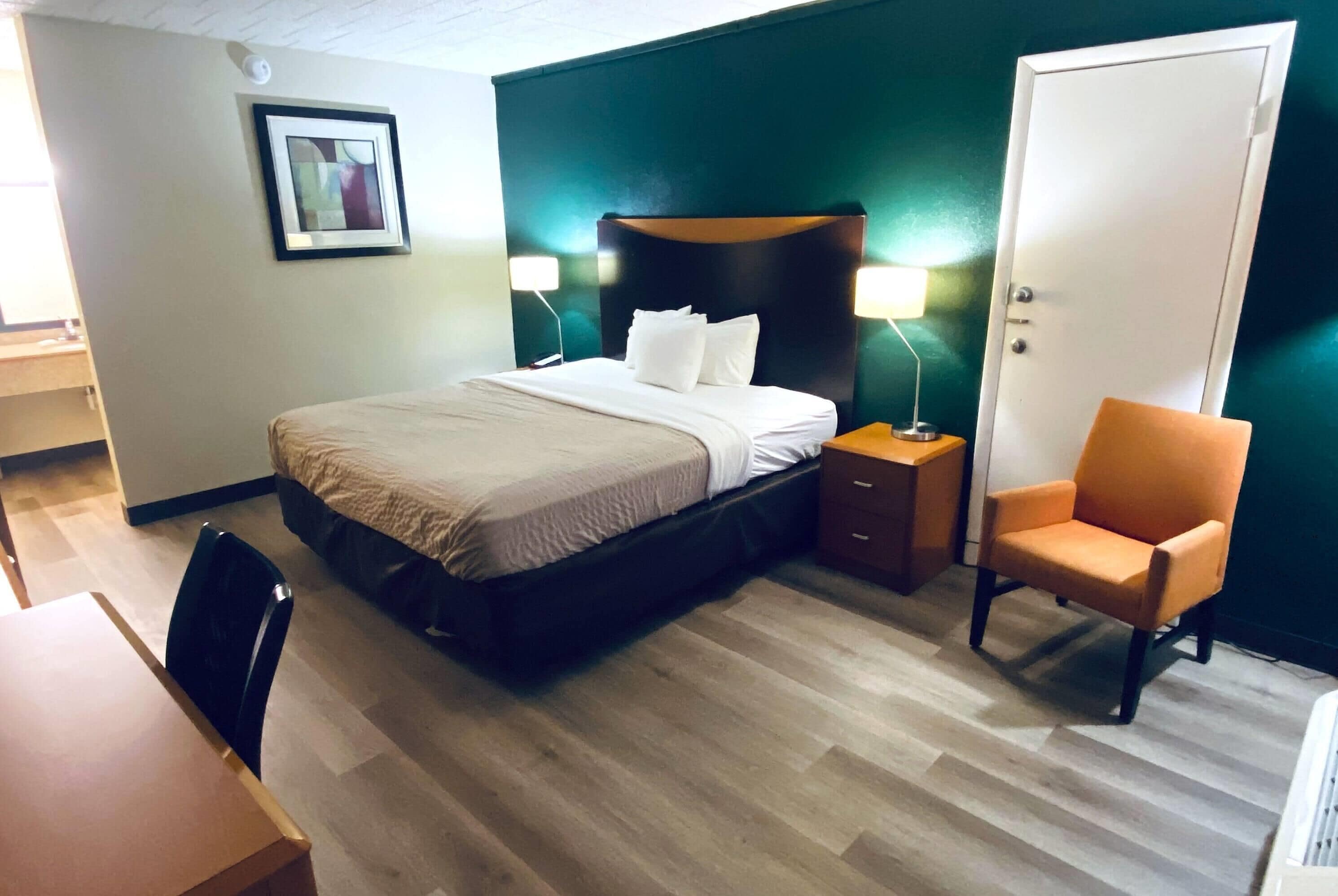 Room, 1 King Bed, Non Smoking | Desk, free cots/infant beds, rollaway beds, free WiFi. Travelodge by Wyndham Shamokin Dam/Selinsgrove