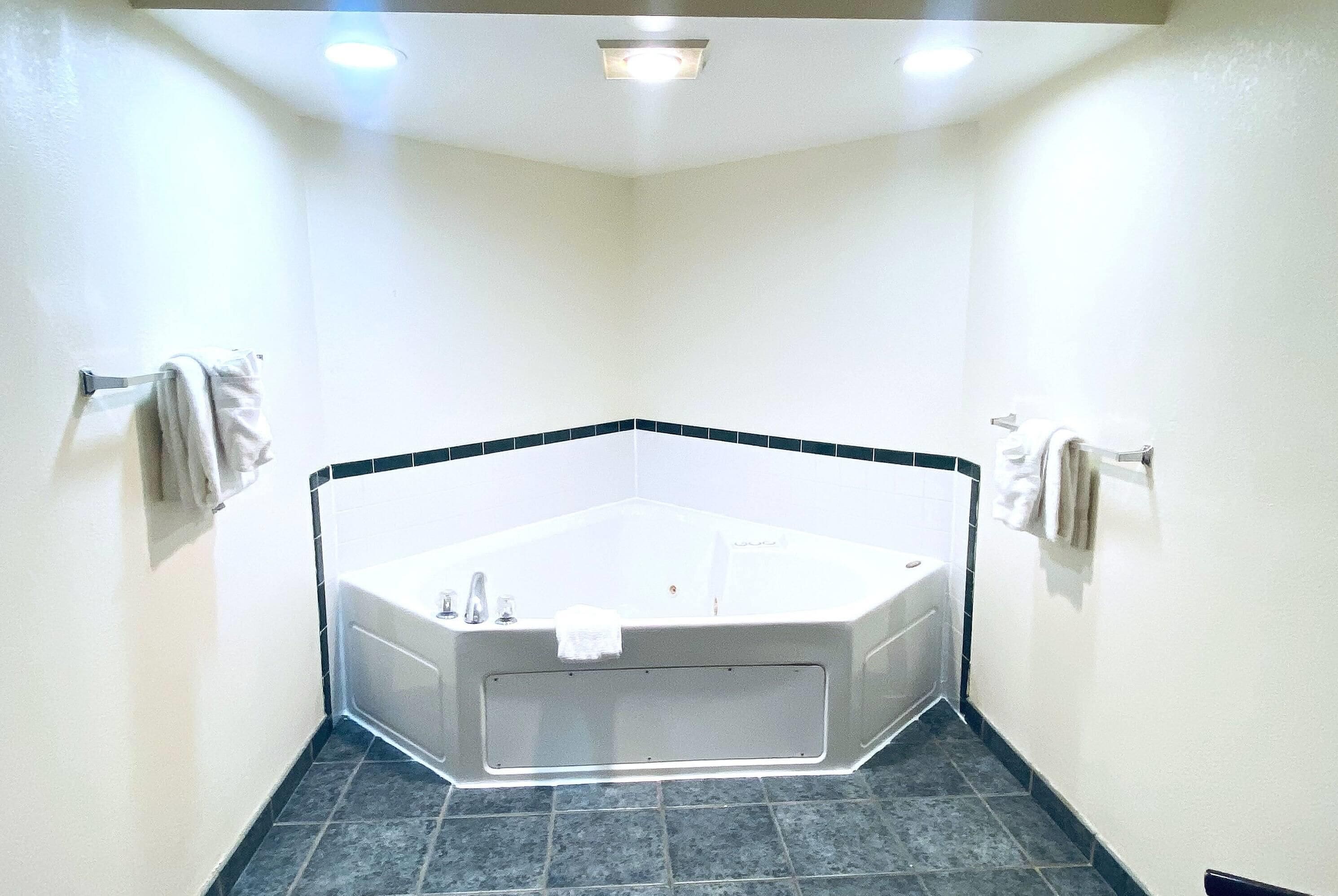 Suite, 1 cama de matrimonio grande, no fumadores, bañera de hidromasaje | Escritorio, cunas gratuitas, camas supletorias y Internet gratis