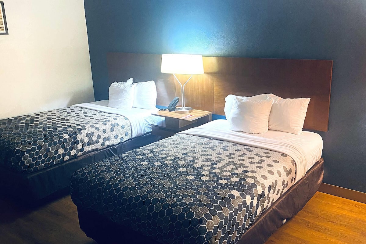 Family Suite, Multiple Beds, Non Smoking | Desk, free cribs/infant beds, rollaway beds, free WiFi